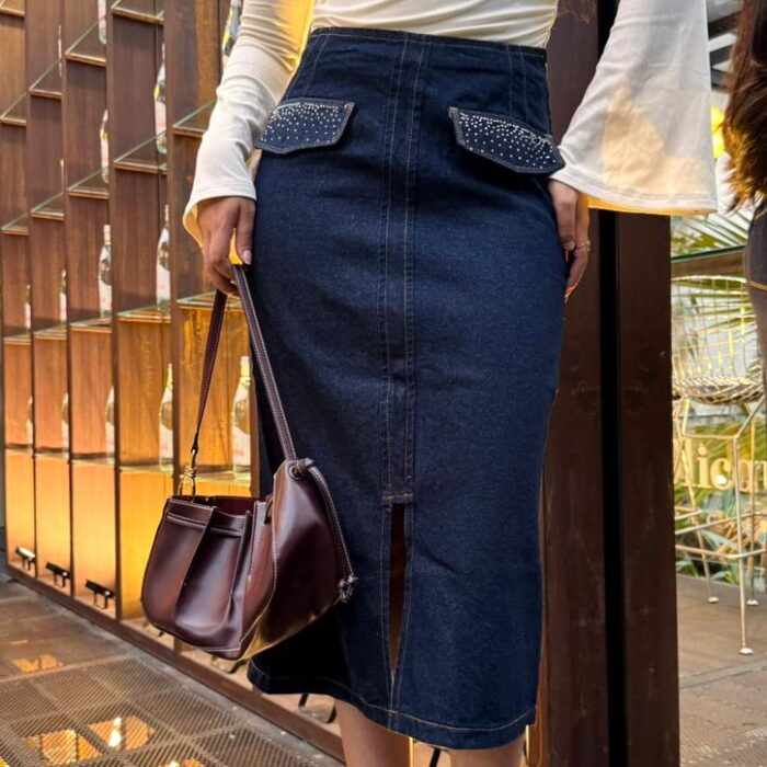 Falda Denim con Bolsillos de Solapa y Abertura Frontal